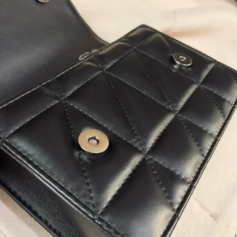 Stylish Oblique Straddle Handbag with One Shoulder Chain: Simple Yet Sophisticated