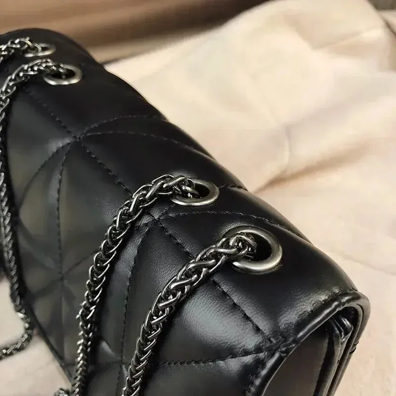 Stylish Oblique Straddle Handbag with One Shoulder Chain: Simple Yet Sophisticated