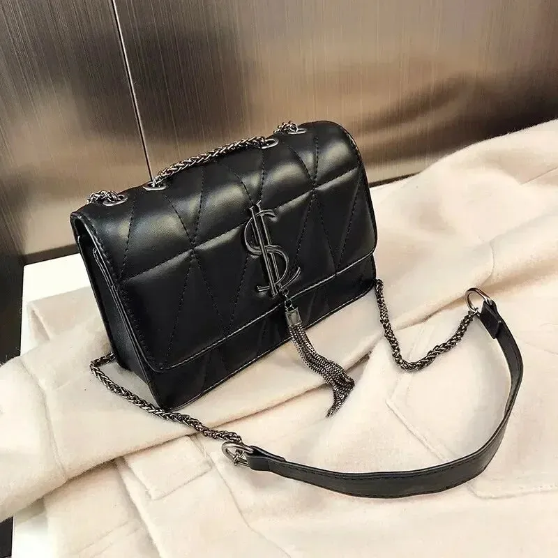Stylish Oblique Straddle Handbag with One Shoulder Chain: Simple Yet Sophisticated